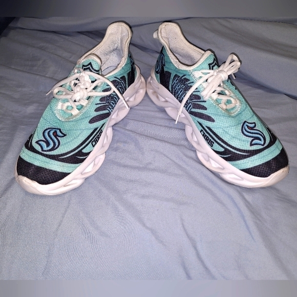 A pair of Seattle Kraken Chris athletic shoes in a EU 43 size 43, or US 9/9.5. main image 8